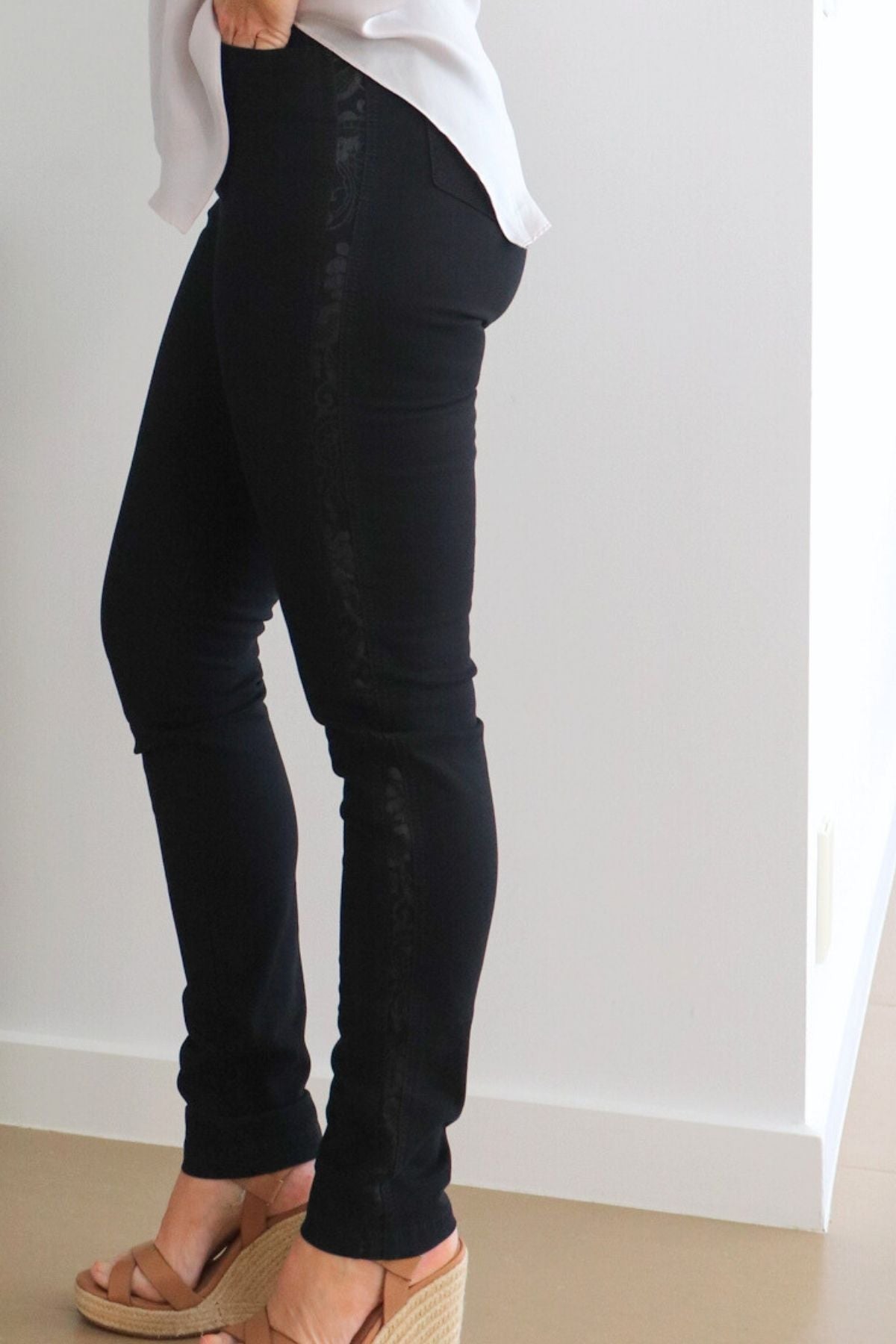 Side Pattern Detail Jeans - Black